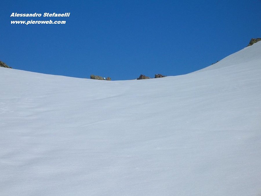 06 Passo Laghi Gemelli pieno di neve.JPG